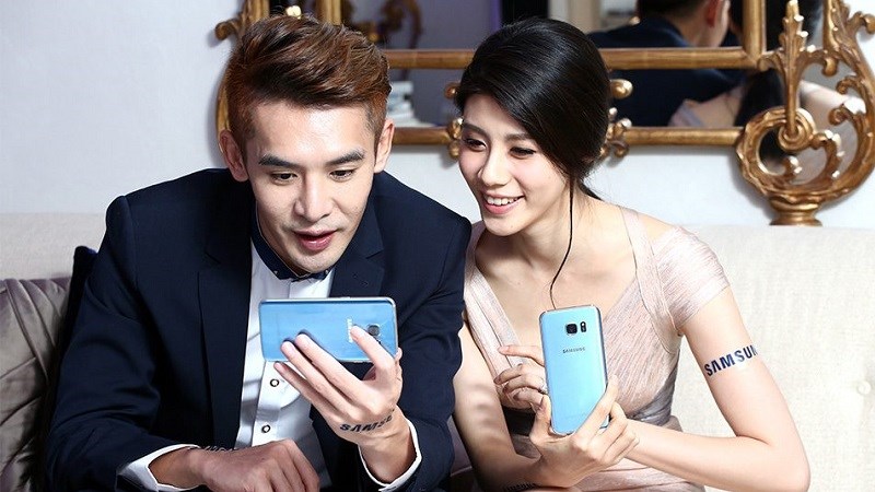 Màu sắc thời thượng là điểm mạnh của Galaxy S7 Edge Blue Coral