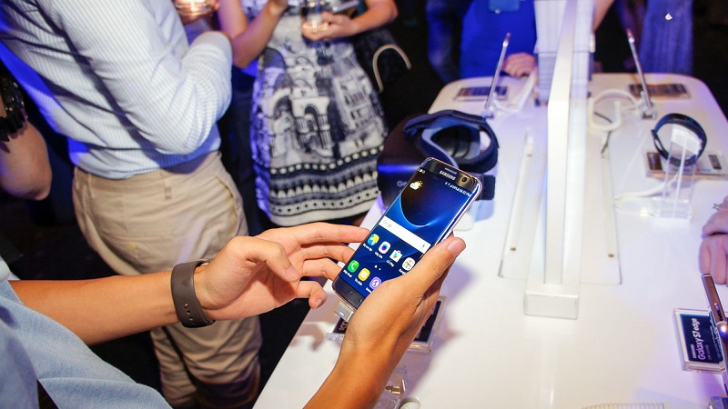 Càng về cuối năm, thị trường smartphone càng sôi động Càng về cuối năm, thị trường smartphone càng sôi động