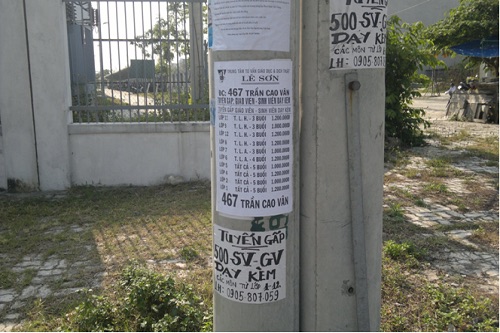 Các số điện thoại quảng cáo rao vặt dược dán tại các trụ điện, cây xanh...gây mất mỹ quan đô thị