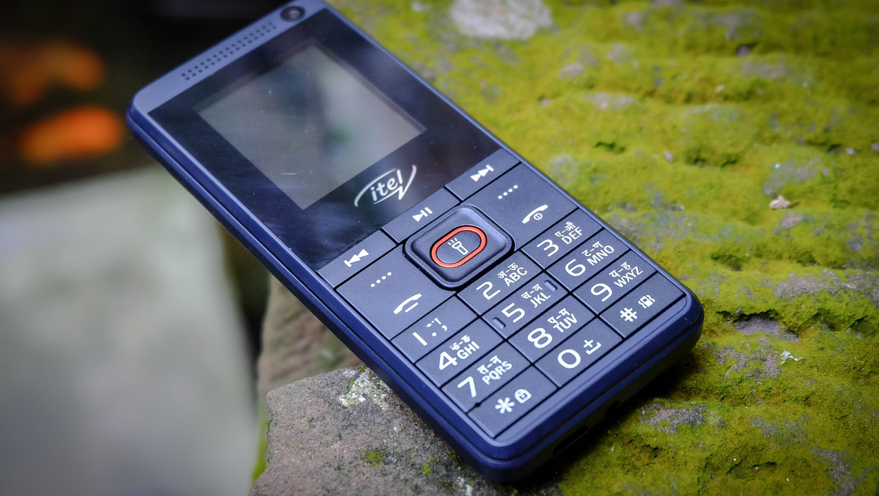 Phím đèn pin được làm nổi bật giữa bàn phím T9