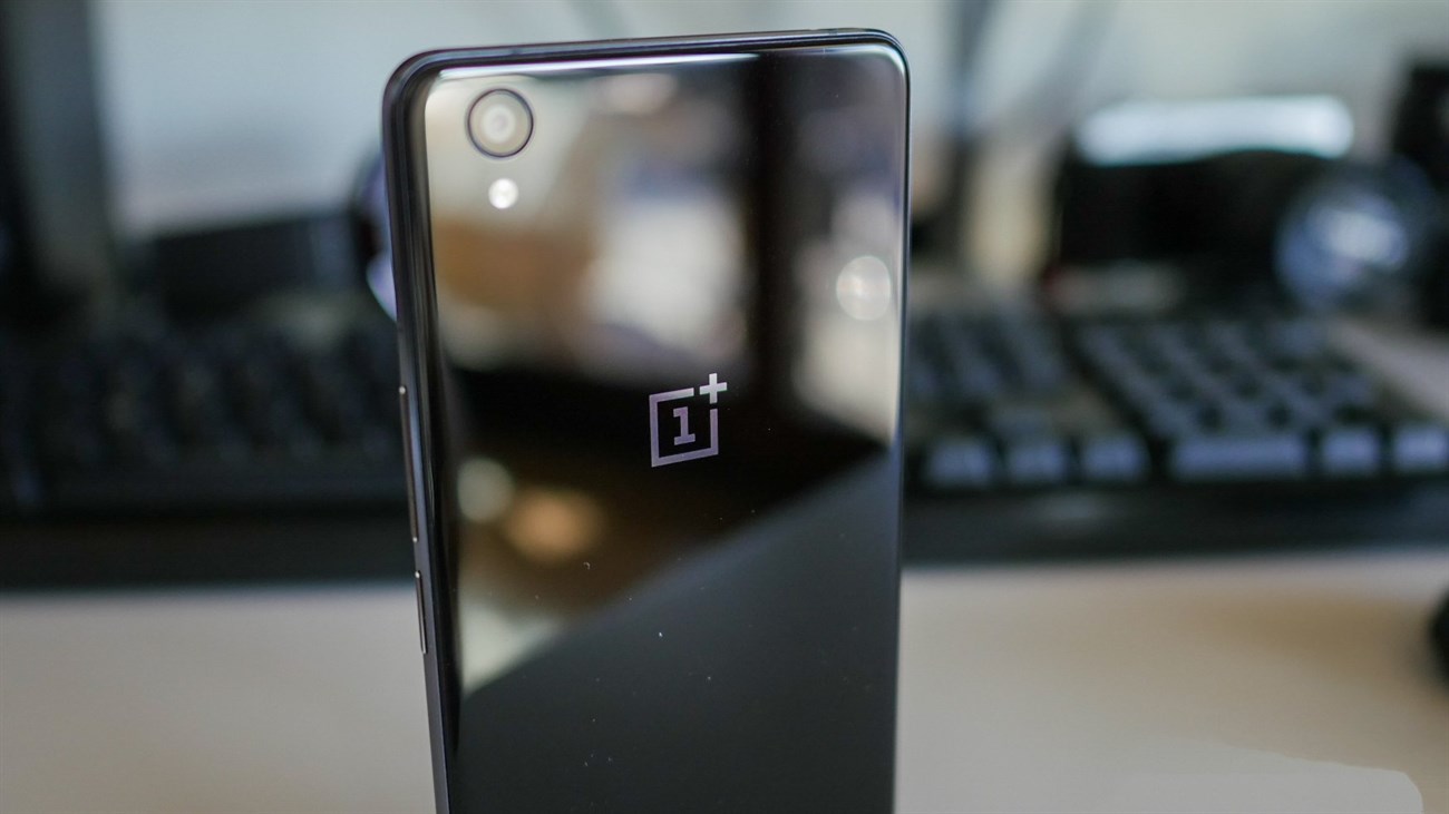 Trước đó, OnePlus X cũng có phiên bản giới hạn được làm từ gốm Trước đó, OnePlus X cũng có phiên bản giới hạn được làm từ gốm