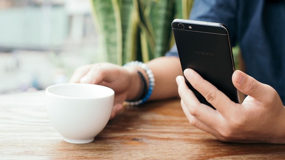 OPPO F1s đen nhám thời thượng cho phép đặt hàng trước với quà tặng hấp dẫn