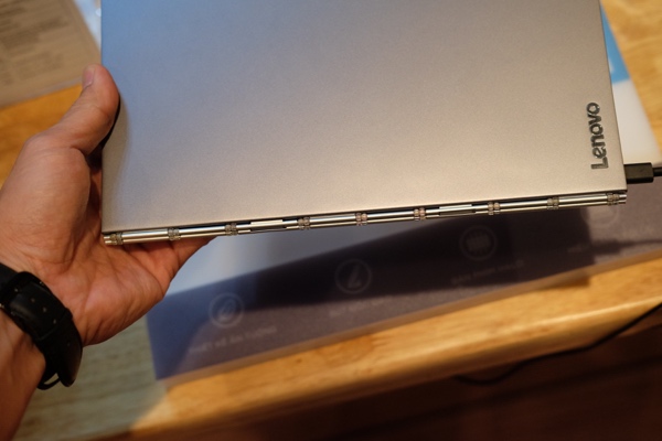 Lenovo ra máy tính bảng Yoga Book mỏng nhất thế giới tại Việt Nam, giá 13 triệu đồng Lenovo ra máy tính bảng Yoga Book mỏng nhất thế giới tại Việt Nam, giá 13 triệu đồng