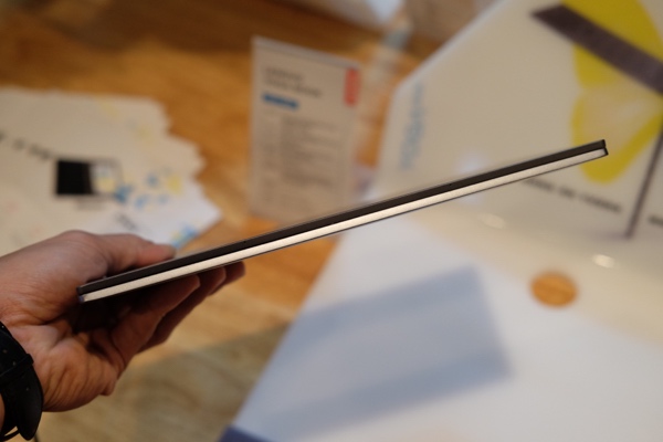 Lenovo ra máy tính bảng Yoga Book mỏng nhất thế giới tại Việt Nam, giá 13 triệu đồng Lenovo ra máy tính bảng Yoga Book mỏng nhất thế giới tại Việt Nam, giá 13 triệu đồng