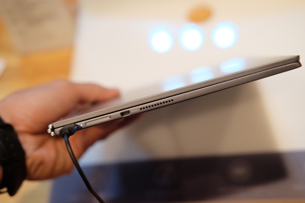 Lenovo ra máy tính bảng Yoga Book mỏng nhất thế giới tại Việt Nam, giá 13 triệu đồng Lenovo ra máy tính bảng Yoga Book mỏng nhất thế giới tại Việt Nam, giá 13 triệu đồng