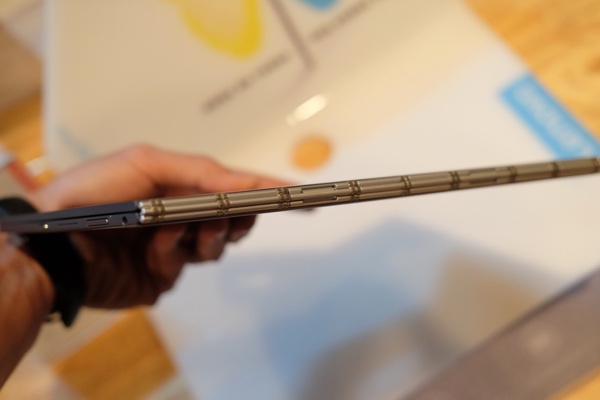 Lenovo ra máy tính bảng Yoga Book mỏng nhất thế giới tại Việt Nam, giá 13 triệu đồng Lenovo ra máy tính bảng Yoga Book mỏng nhất thế giới tại Việt Nam, giá 13 triệu đồng