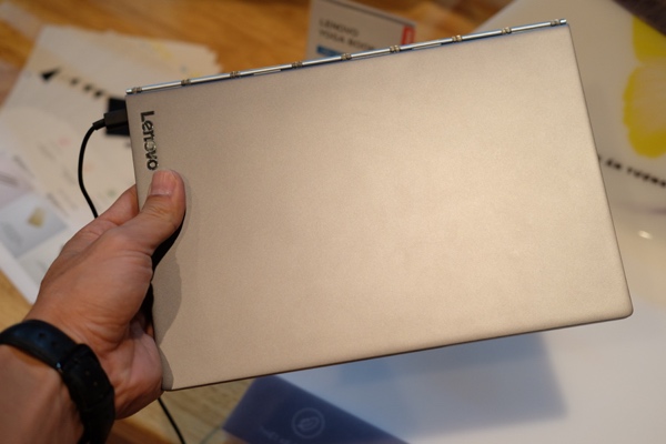 Lenovo ra máy tính bảng Yoga Book mỏng nhất thế giới tại Việt Nam, giá 13 triệu đồng Lenovo ra máy tính bảng Yoga Book mỏng nhất thế giới tại Việt Nam, giá 13 triệu đồng