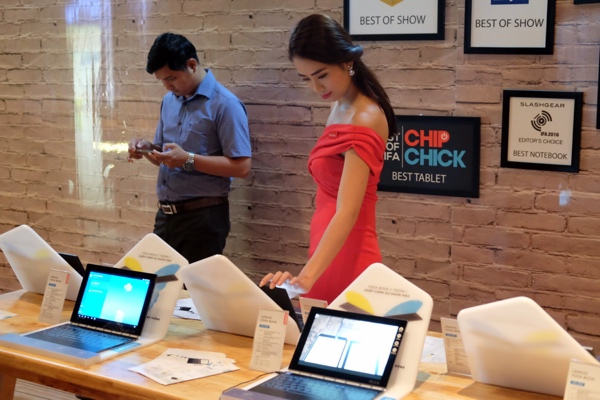 Lenovo ra máy tính bảng Yoga Book mỏng nhất thế giới tại Việt Nam, giá 13 triệu đồng Lenovo ra máy tính bảng Yoga Book mỏng nhất thế giới tại Việt Nam, giá 13 triệu đồng