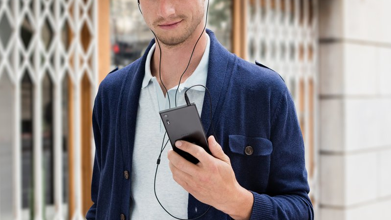 Tính năng Tối ưu hóa tai nghe tự động phân tích loại tai nghe và hình dáng tai để mang lại cho bạn âm thanh tối ưu Tính năng Tối ưu hóa tai nghe tự động phân tích loại tai nghe và hình dáng tai để mang lại cho bạn âm thanh tối ưu