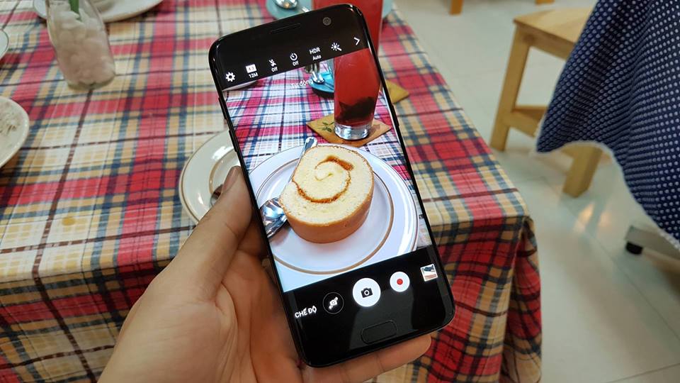 Hình ảnh thực tế Galaxy S7 Edge đen bóng tại Việt Nam Hình ảnh thực tế Galaxy S7 Edge đen bóng tại Việt Nam