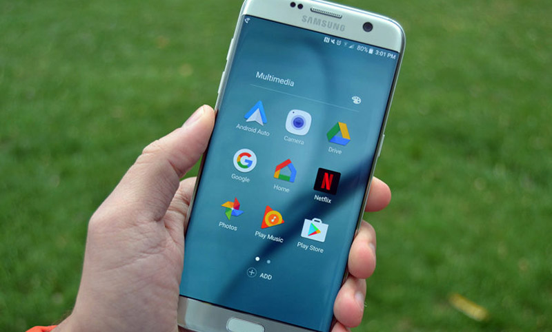 Những cái chạm vô tình gây khó chịu