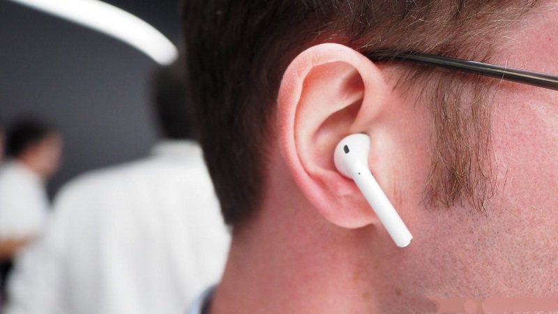 Apple AirPods được tích hợp cảm biến nhận biết và tự phát nhạc khi ta đang đeo nó