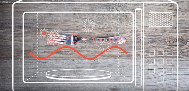 Vì sao không nên cho vật dụng kim loại vào lò vi sóng?