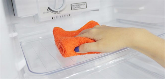 Tủ lạnh bị ra mồ hôi, đọng hơi nước? Nguyên nhân và cách khắc phục