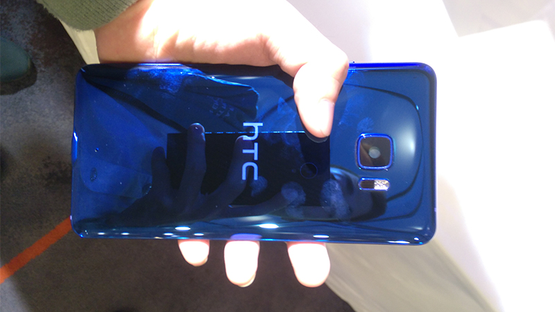 Dòng U bóng đẹp nhưng dễ bám vân tay