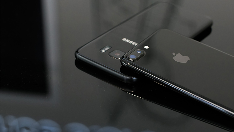 Thiết kế mới của bộ đôi HTC U có phần tương đồng với iPhone 7 Jetblack hay Galaxy S7 Edge về độ bóng