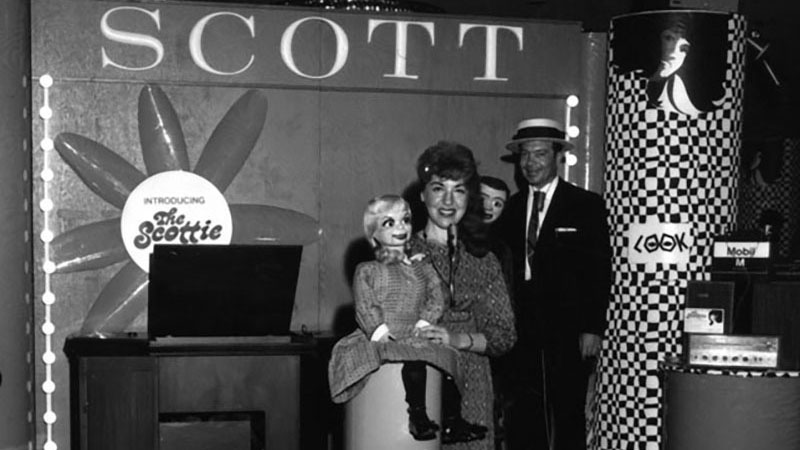 CES đầu tiên năm 1967 với búp bê nói tiếng bụng của Scott