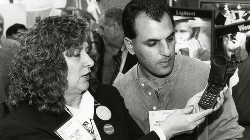 CES 1996 là khi Motorola giới thiệu điện thoại nắp gập đầu tiên!