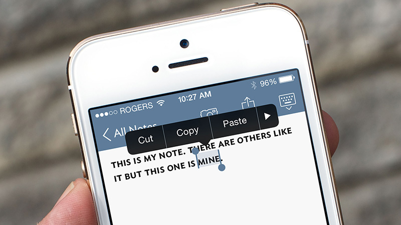 iPhone 2G cũng không có chức năng copy/paste và không thể dùng bàn phím khi xoay máy!