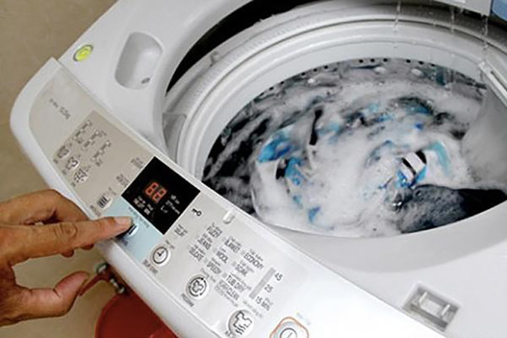 Cách xử lý quần áo bị đóng cặn bột giặt khi giặt bằng máy