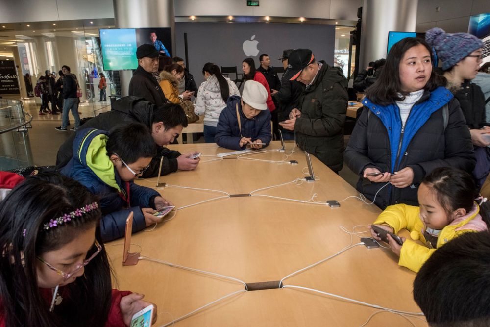 Bên trong cửa hàng Apple Store tại Bắc Kinh. Ảnh: New York Times