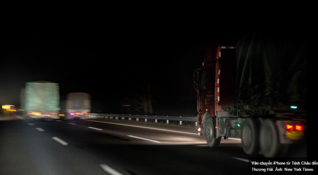 Vận chuyển iPhone từ Trịnh Châu đến Thượng Hải. Ảnh: New York Times