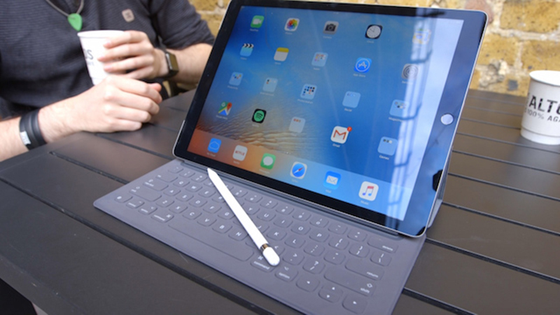 iPad Pro sẽ có thêm phiên bản 10.5 inch và có màn hình cong hay không viền?