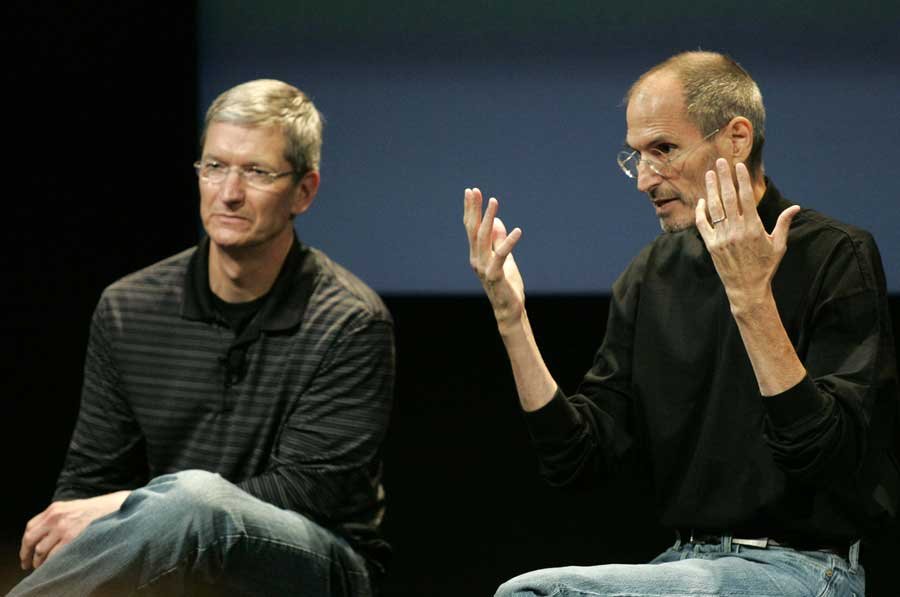 Năm 2009, Tim Cook được đề cử làm CEO tạm thời của Apple
