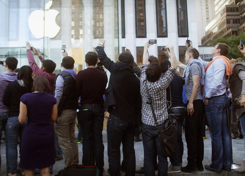 iFan xếp hàng dài trước cửa Apple Store chờ mua iPhone đầu tiên