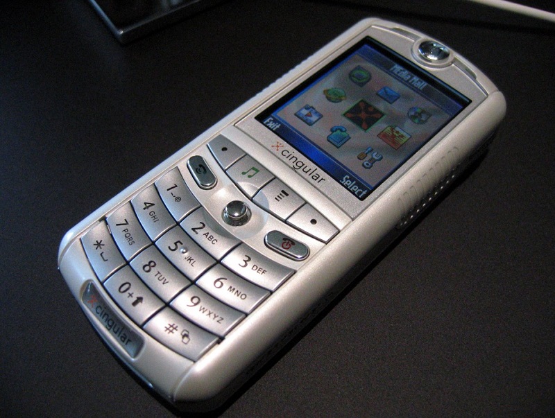 Năm 2005, Motorola giới thiệu chiếc ROKR, chiếc điện thoại được sản xuất bởi họ và Apple