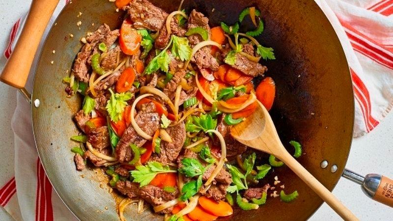 Beef stir-fried with carrots