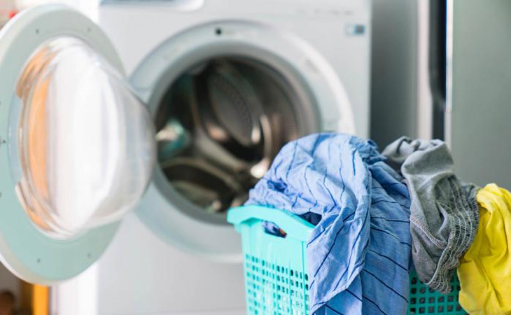Tổng hợp 10 điều sai lầm bạn thường mắc phải khi dùng máy sấy quần áo > Mở cửa máy sấy thường xuyên