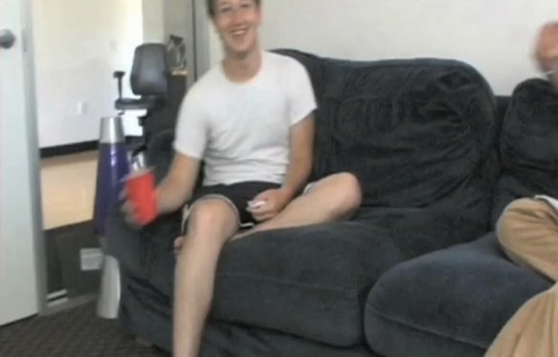 Mark Zuckerberg thường mặc quần short trong văn phòng