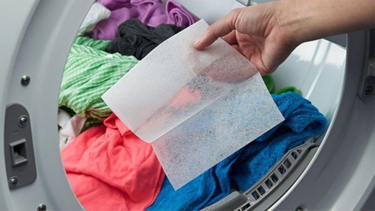 Cho giấy thơm vào máy sấy ủ cùng với quần áo