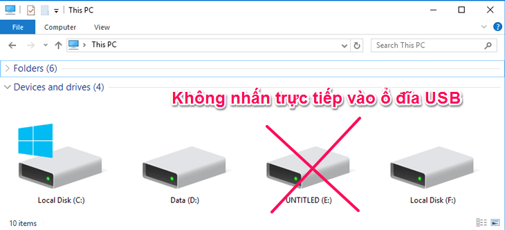 Không nhấn trực tiếp vào ổ đĩa USB
