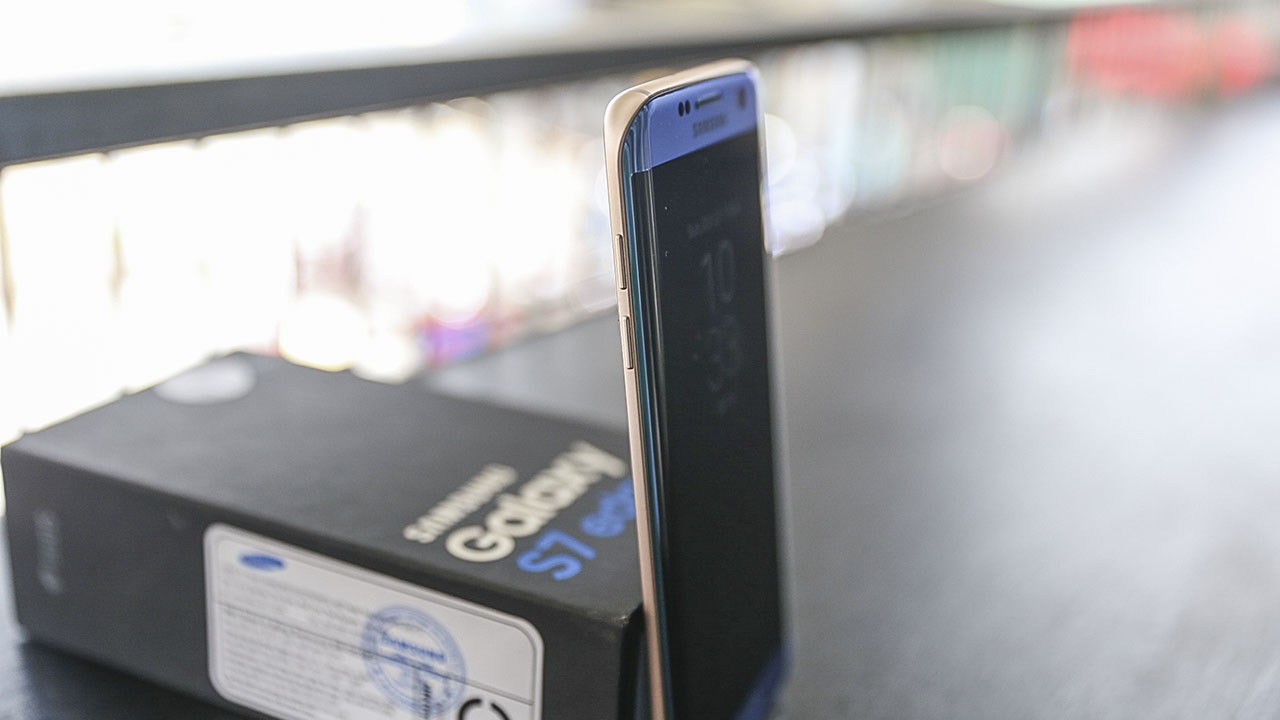S7 và S7 Edge được thiết kế với những đường cong mạnh khiến thuận lợi tuyệt vời cho việc cầm nắm, trải nghiệm cảm giác vuốt. Ảnh Galaxy S7 Edge. S7 và S7 Edge được thiết kế với những đường cong mạnh khiến thuận lợi tuyệt vời cho việc cầm nắm, trải nghiệm cảm giác vuốt. Ảnh Galaxy S7 Edge.