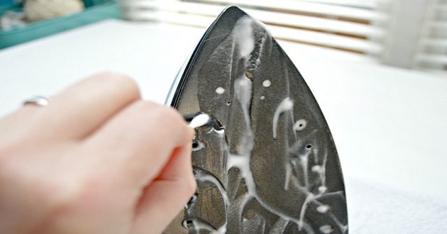 Dùng dao cạo sạch nhẹ phần nhựa bám vào bề mặt kim loại