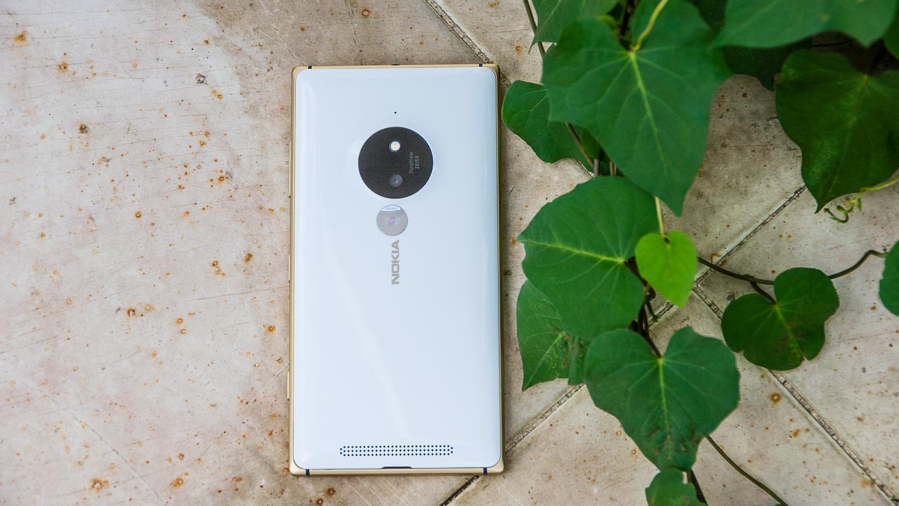 Mặt lưng Lumia 830