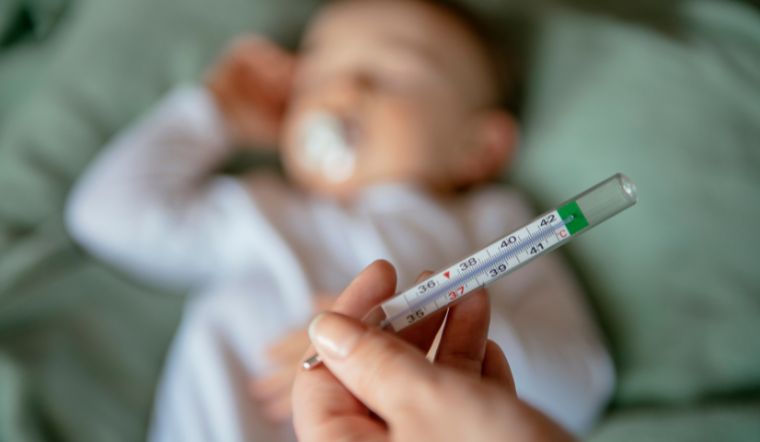 Cách giảm sốt nhanh cho trẻ với các nguyên liệu có sẵn tại nhà