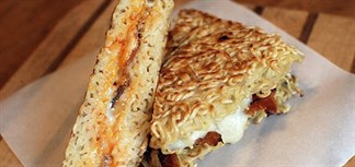 Sandwich mì ăn liền với thịt xông khói và trứng