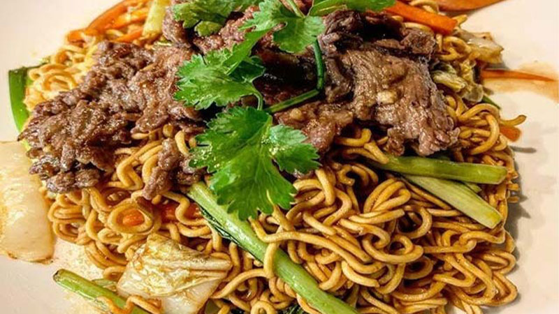 Mì ăn liền xào thịt bò phô mai