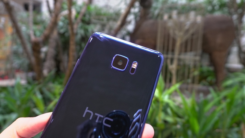 Hình ảnh trên tay bộ đôi HTC U Ultra và U Play đầu tiên tại Việt Nam - ảnh 2 Hình ảnh trên tay bộ đôi HTC U Ultra và U Play đầu tiên tại Việt Nam - ảnh 2