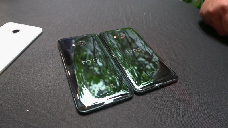 Bạn đánh giá thiết kế mới trên dòng U series của HTC năm nay như thế nào?
