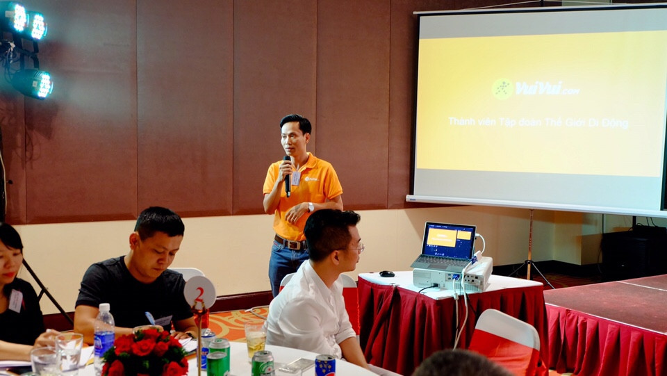 Anh Phạm Văn Trọng - Giám Đốc dự án Vuivui lên phát biểu và chia sẻ về dự án: Anh Phạm Văn Trọng - Giám Đốc dự án Vuivui lên phát biểu và chia sẻ về dự án: