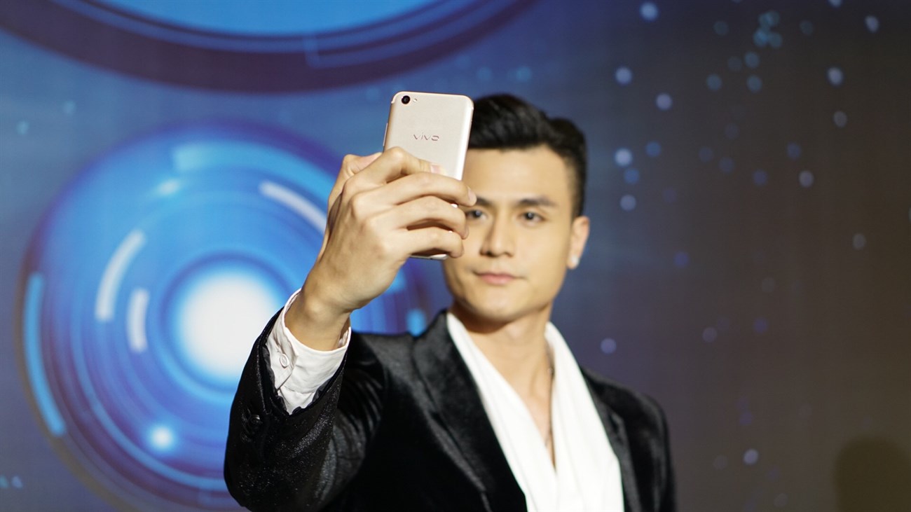 Smartphone đầu tiên có camera kép 20MP mặt trước chính thức ra mắt tại Việt Nam