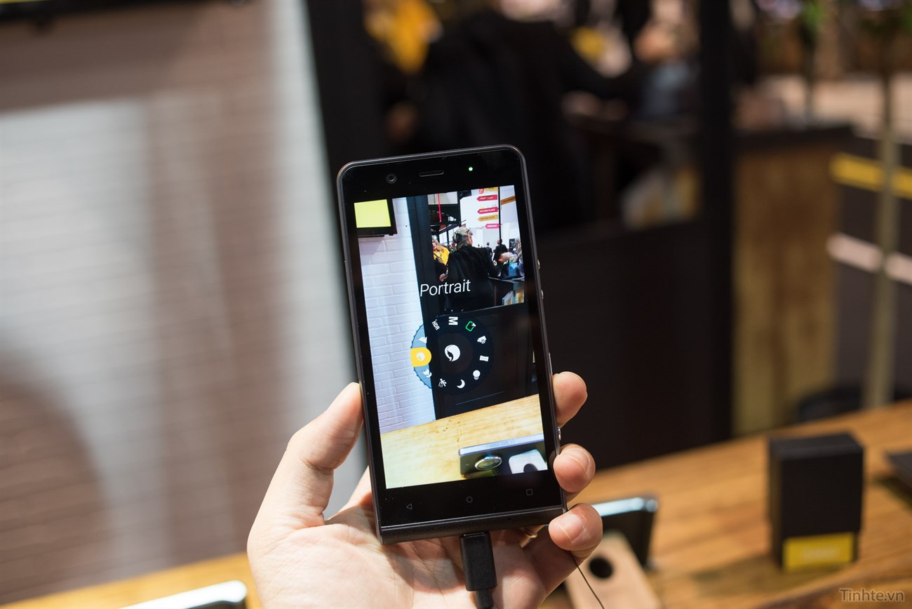 Hình ảnh trên tay Kodak Ektra, điện thoại camera giả cổ độc đáo Hình ảnh trên tay Kodak Ektra, điện thoại camera giả cổ độc đáo
