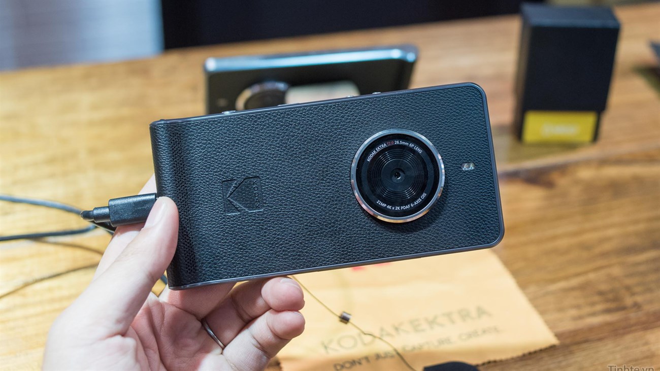 Hình ảnh trên tay Kodak Ektra, điện thoại camera giả cổ độc đáo Hình ảnh trên tay Kodak Ektra, điện thoại camera giả cổ độc đáo