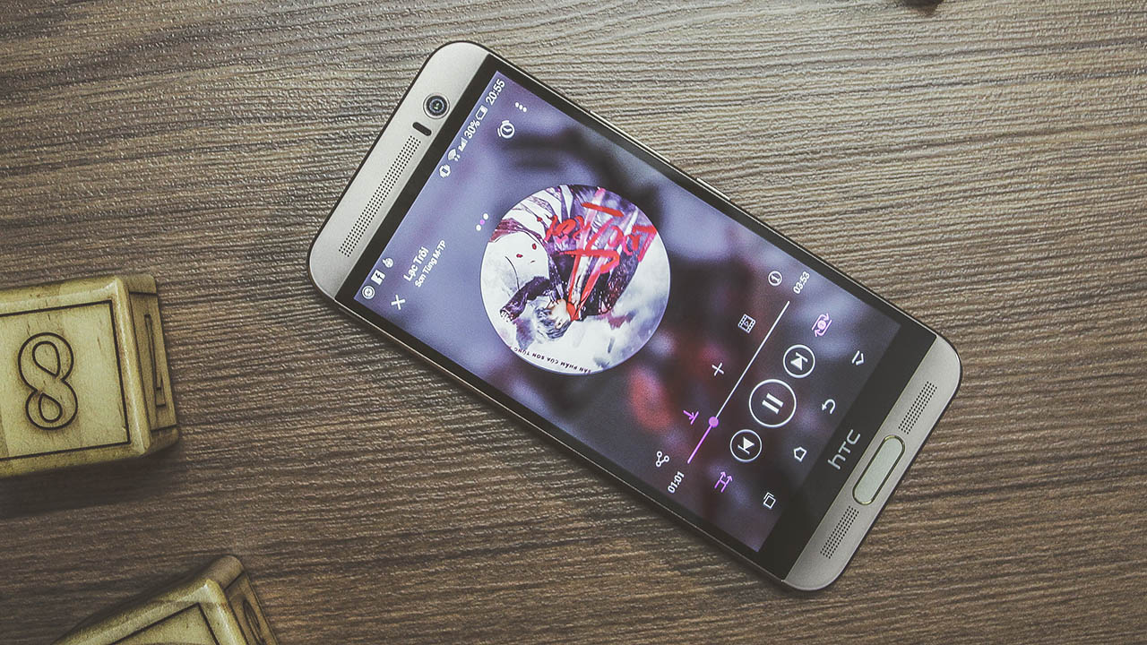 so sánh HTC One ME và Galaxy J7 Prime