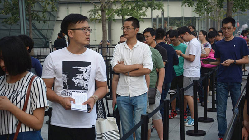 xếp hàng mua iphone