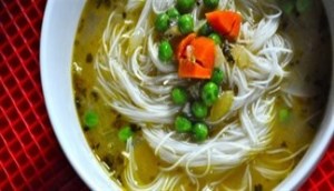 Cách làm canh bún rau củ bằng bún ăn liền